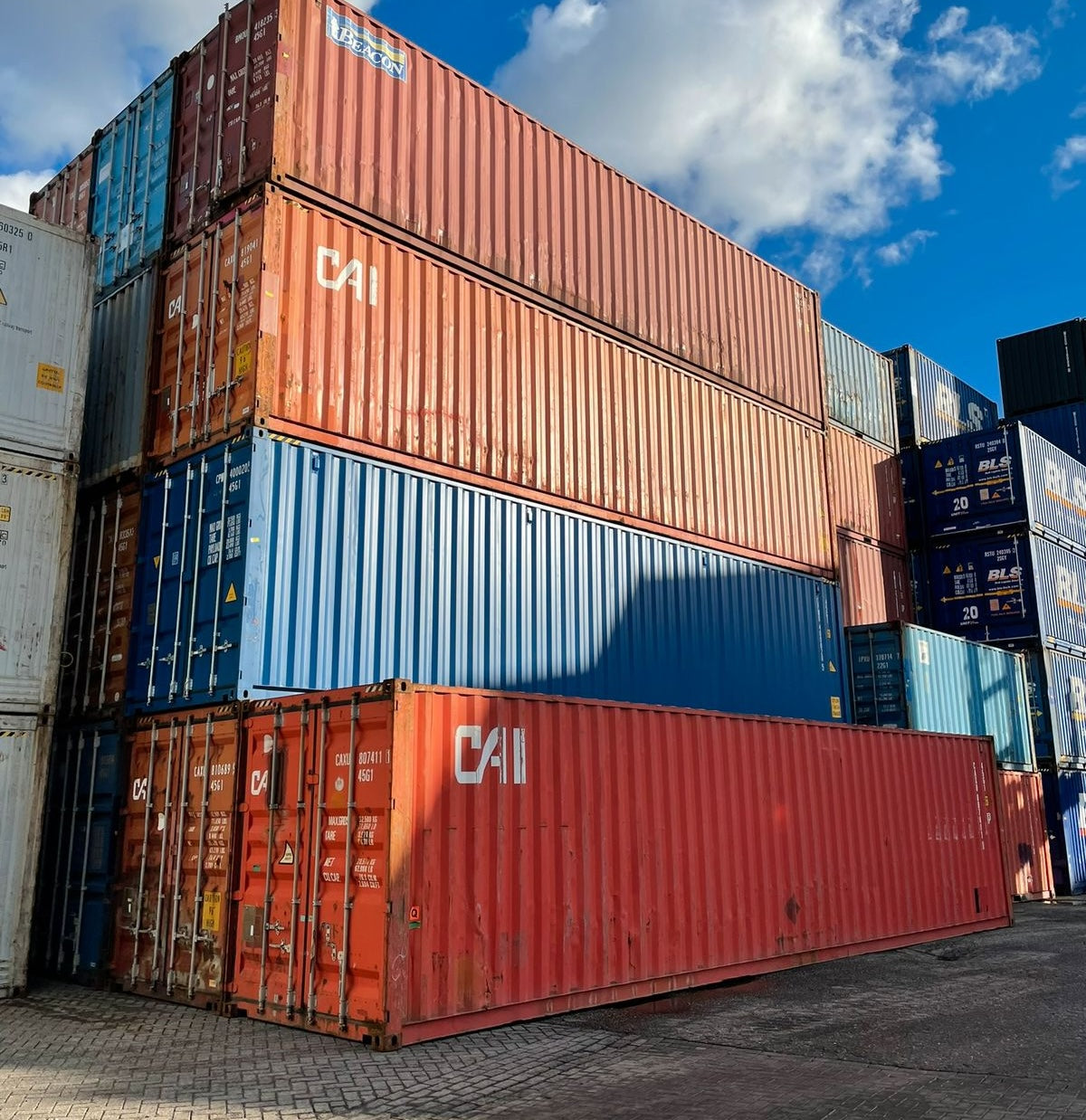een foto van zeecontainers van de zeecontainer specialist Polmat